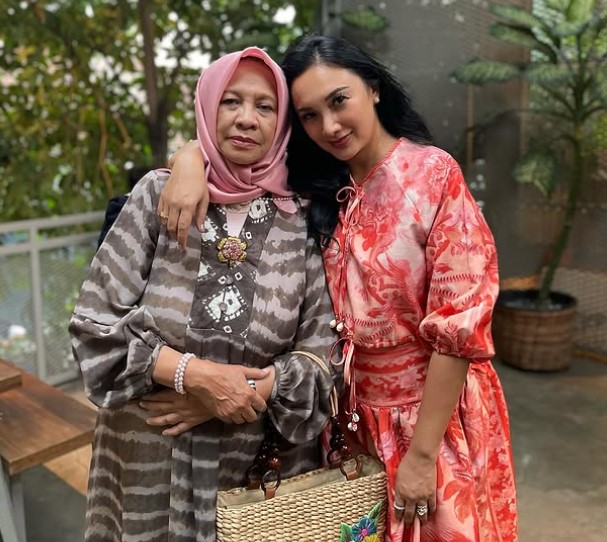 Tata Regita Cahyani with her mother