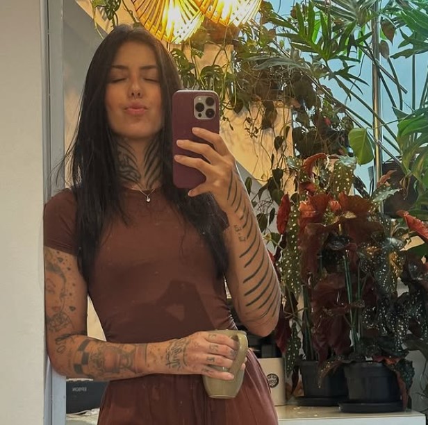 Thais Valente bio