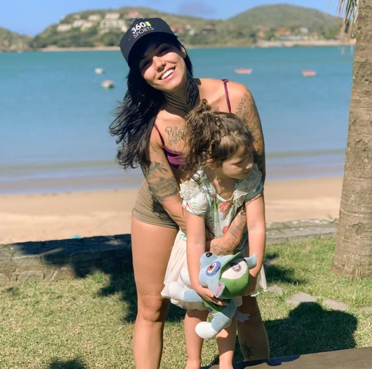 Thais Valente with her daughter
