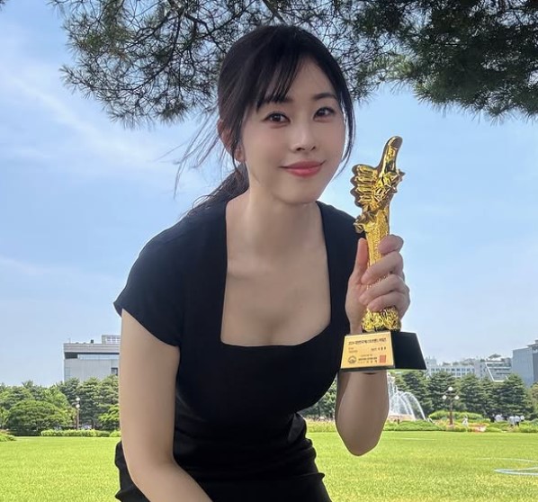 Danielle Suh received Popularity Award at the '2024 Korea Hallyu Entertainment Awards