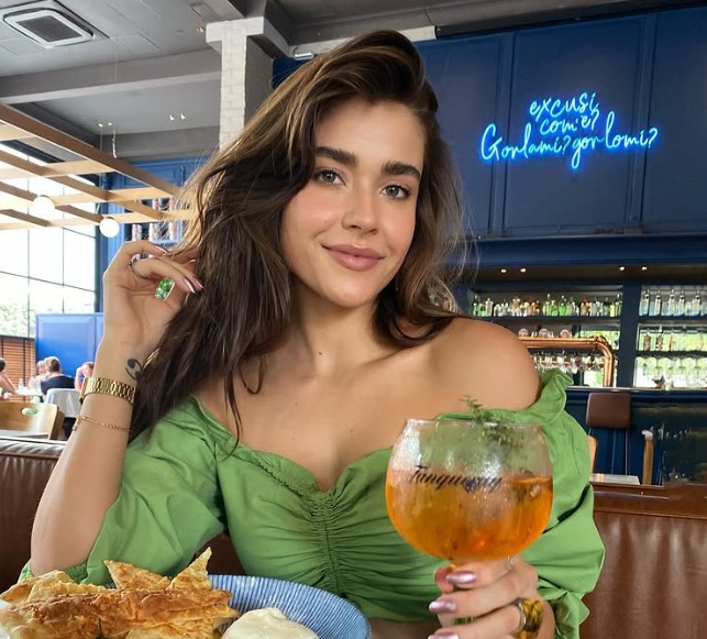 Karol Vasconcelos biography