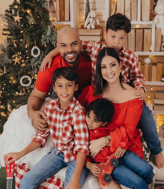 Thais Alfaro Cordero with her husband and kids