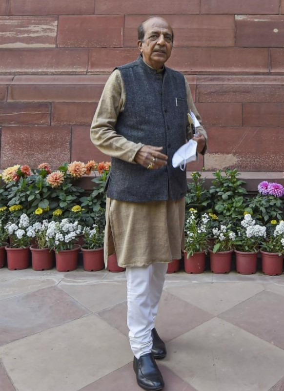 Dinesh Trivedi height