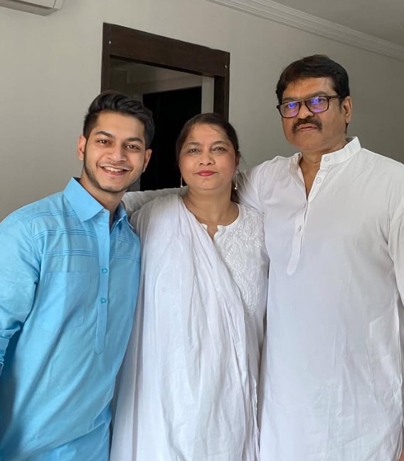 Mohammed Mirajkar with his parents