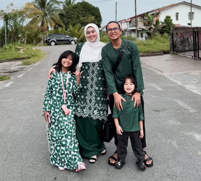 Aepul Roza with his wife and kids