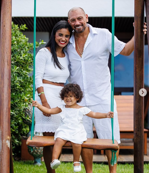 Ale Oliveira with his partner and daughter