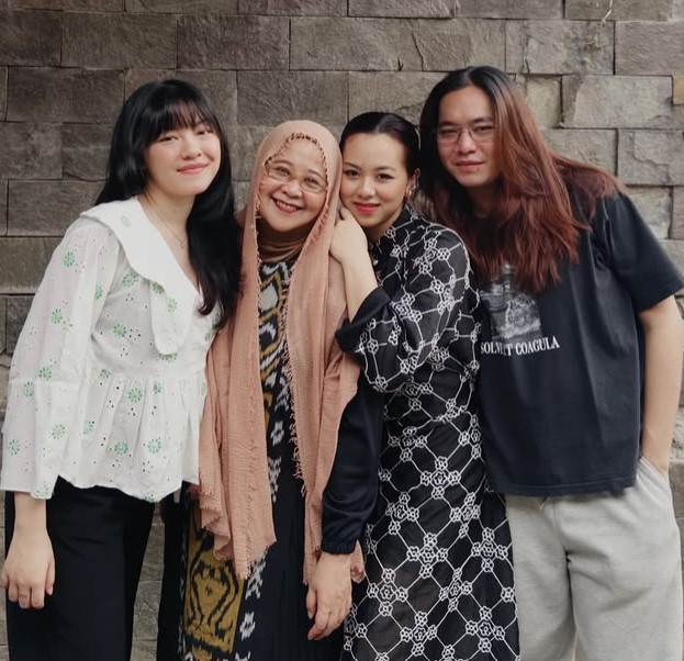 Alya Francine Ratag with her family