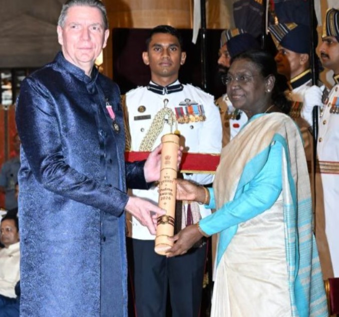 Dr Lars-Christian Koch while receiving the Padma Shri Award from Indian President Droupadi Murmu