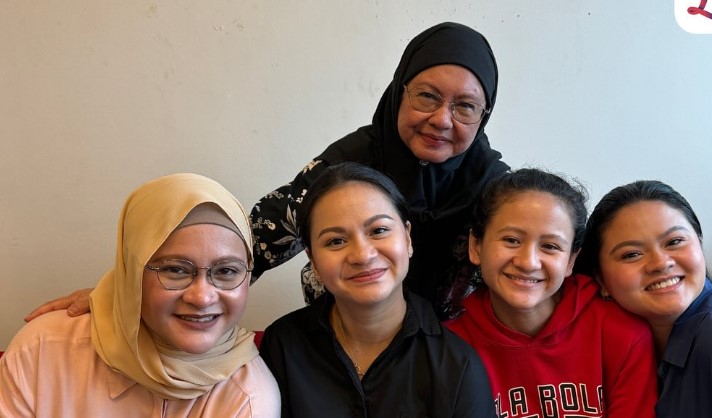 Fatimah Abu Bakar with her daughters