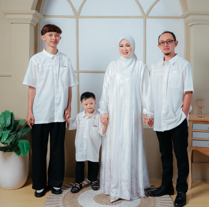 Rika Rafika with her husband and kids