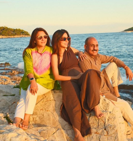 Sanskruti Jayana with her parents
