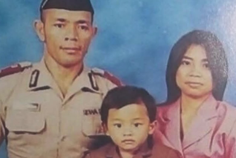 Aldi Maldini's childhood image with his parents