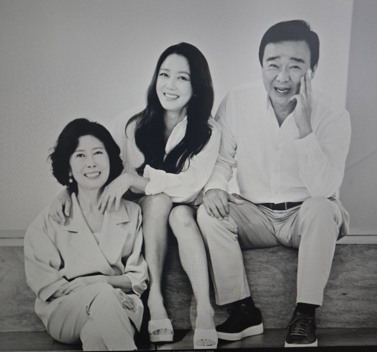 Lee So-yeon with her parents