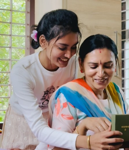 Nathasha Santhosh with her mom