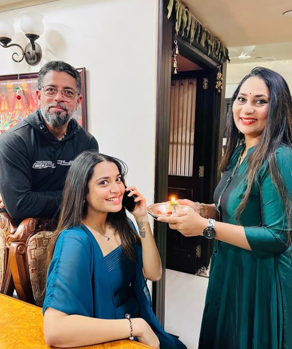 Aarya Jadhao with her parents