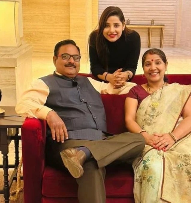 Anushka Srivastav with her parents