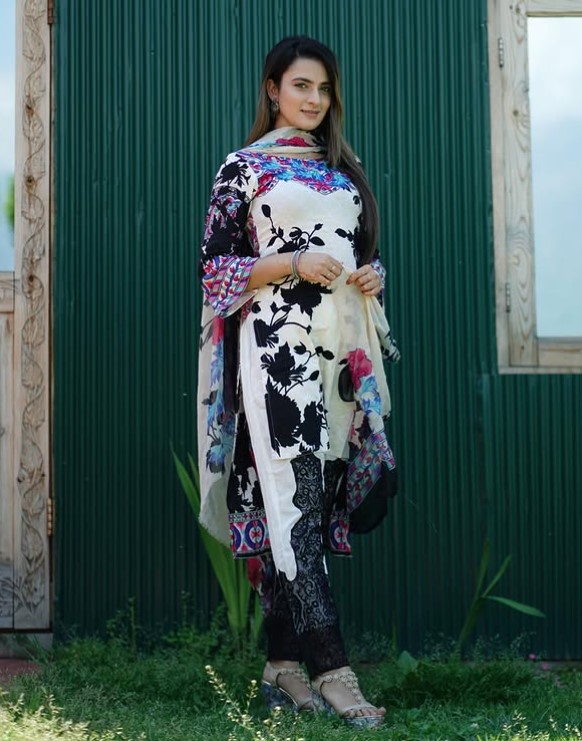 Ayesha Kapoor height