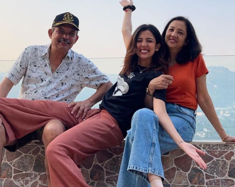 Barkha Singh with her parents