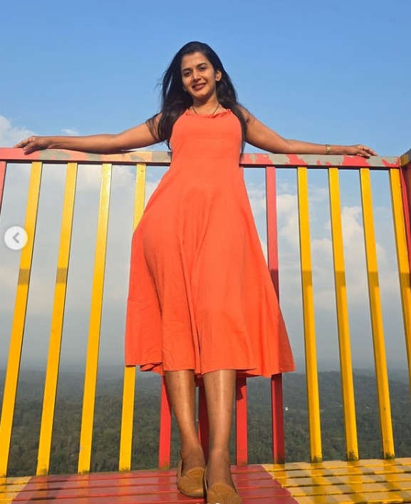 Divyashree Sullia height