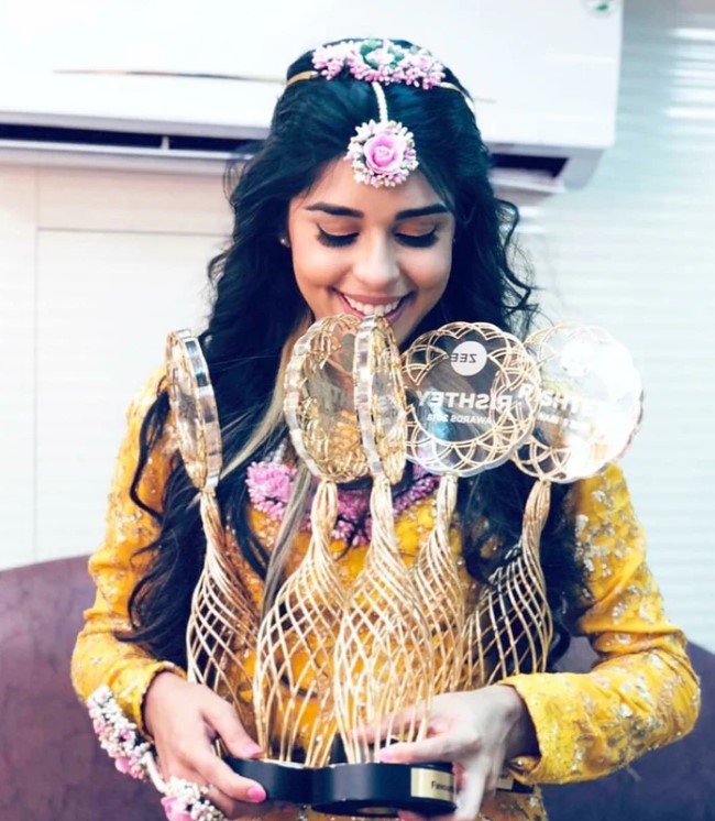 Eisha Singh with her Zee Rishtey Awards