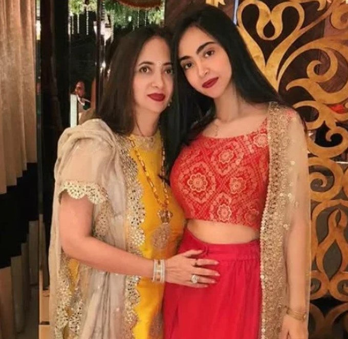 Kaashvi Hiranandani with her mom