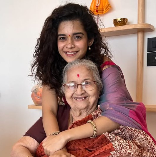Mithila Palkar with her mother