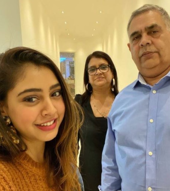 Niti Taylor with her parents