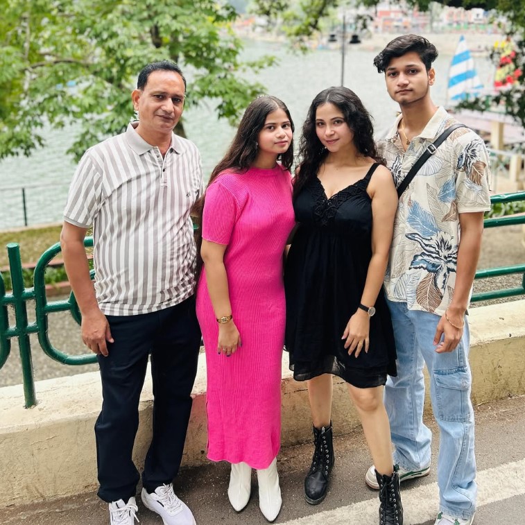 Santoor Mom Rachna with her husband and kids