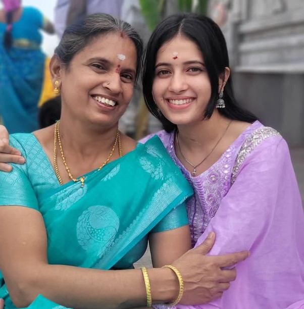 Sowndharya Saravanan with her mom
