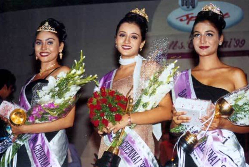 Trisha Krishnan (centre) crowned as Miss Chennai in 1999
