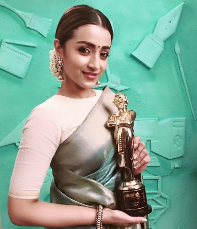 Trisha Krishnan won Best Actress Award for 96 the Movie at Vikatan Awards