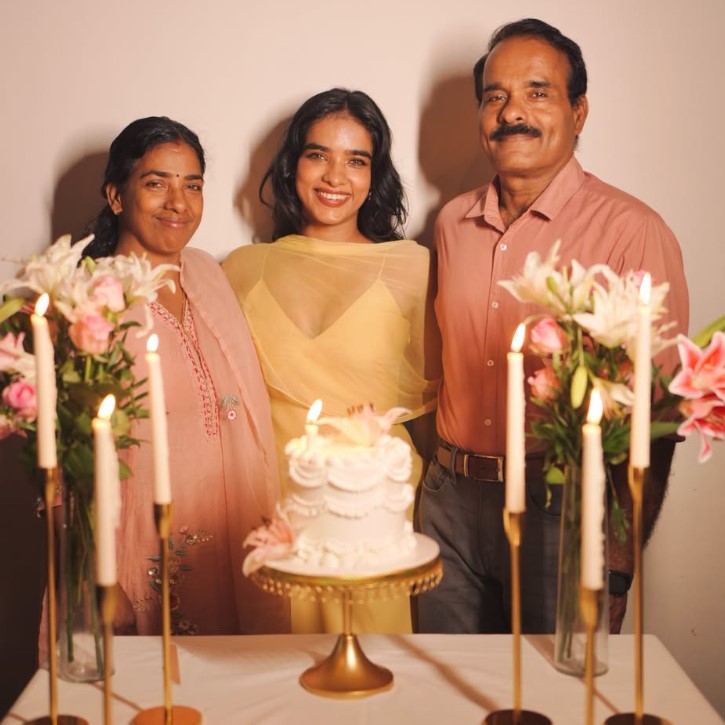 Aiswarya Sreenivasan with her parents