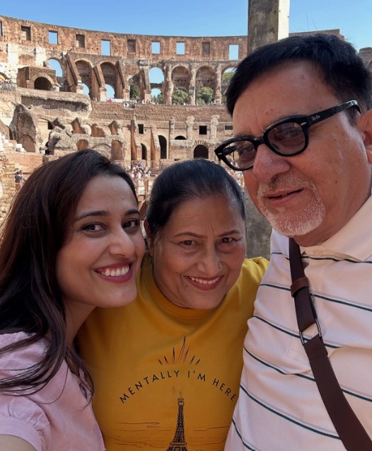 Aleena Rais with her parents