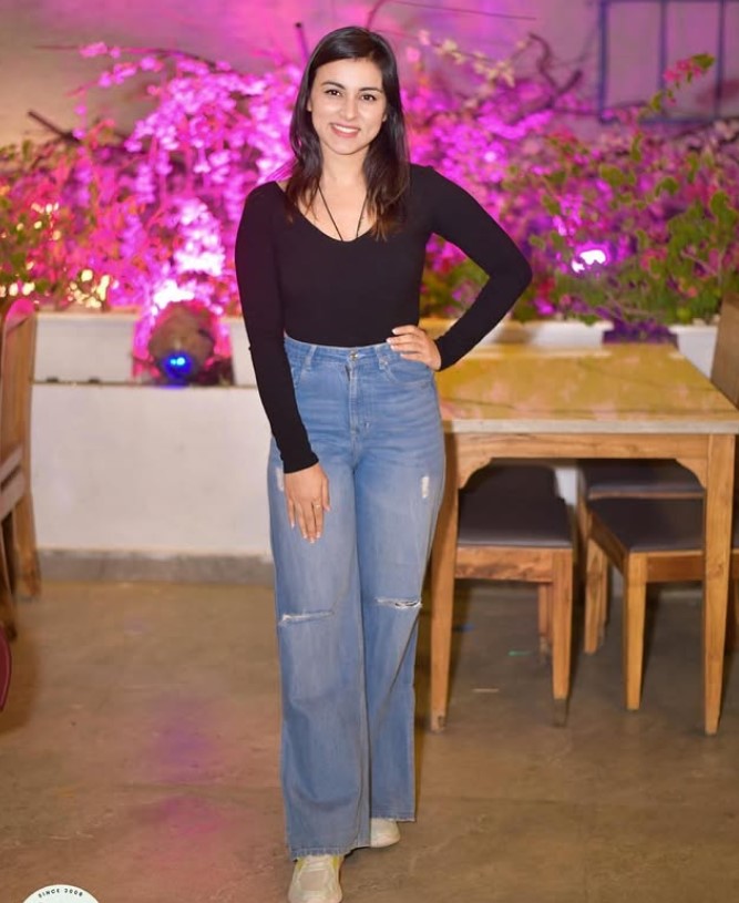 Anushka Chaudhary height