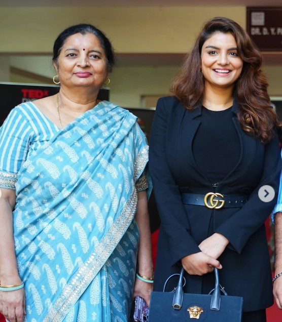 Anveshi Jain with her mom