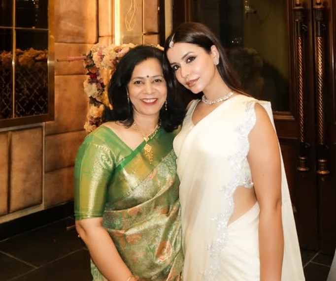 Chitranshi Dhyani with her mother