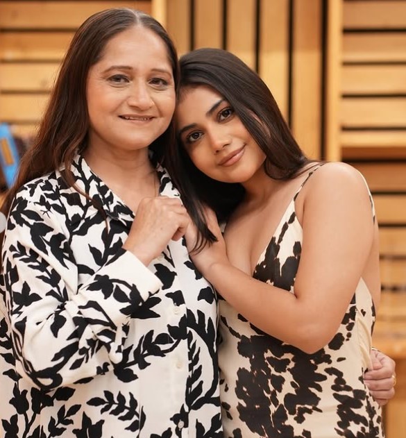 Dolly Javed with her mom