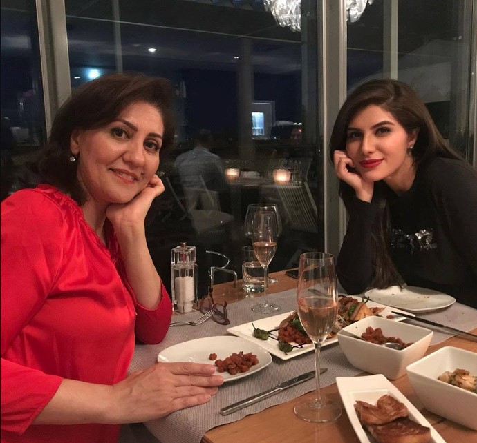 Elnaaz Norouzi with her mother