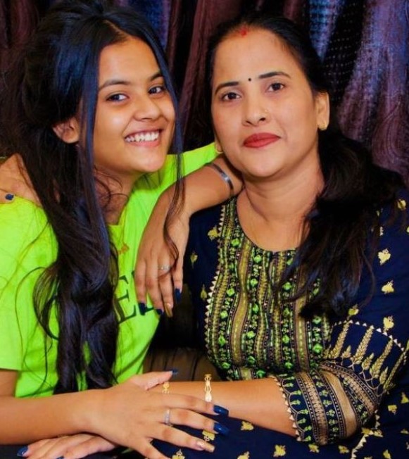 Gungun Gupta with her mother