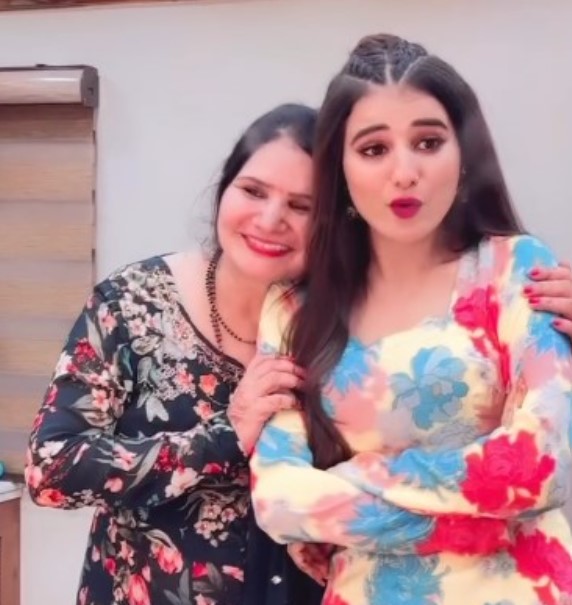 Khushi Baliyan with her mom