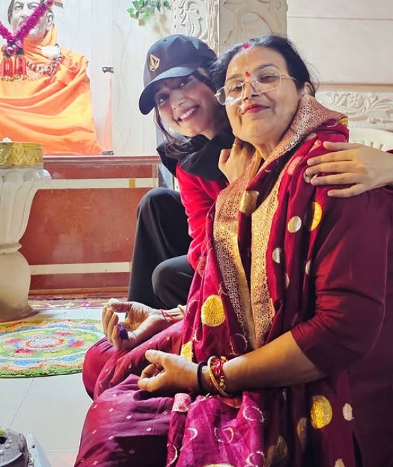 Krati Saini with her mom