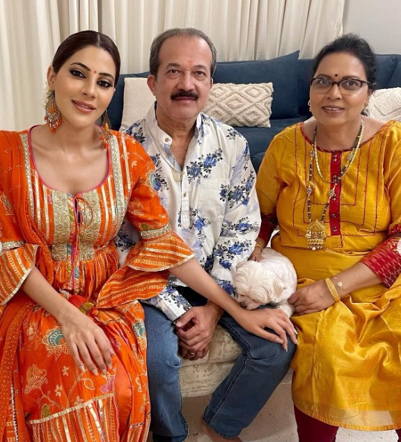 Nikki Tamboli with her parents
