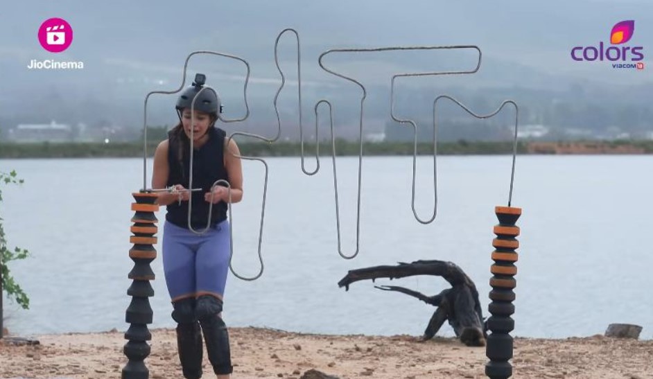 Nyra Banerjee during a stunt in Fear Factor Khatron Ke Khiladi 13 (2023)