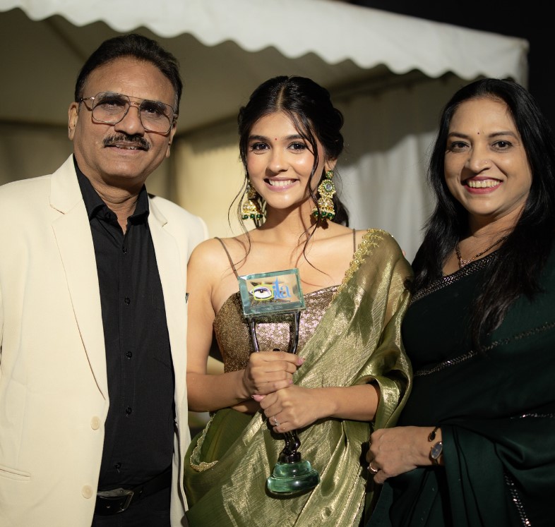 Pranali Rathod with her parents