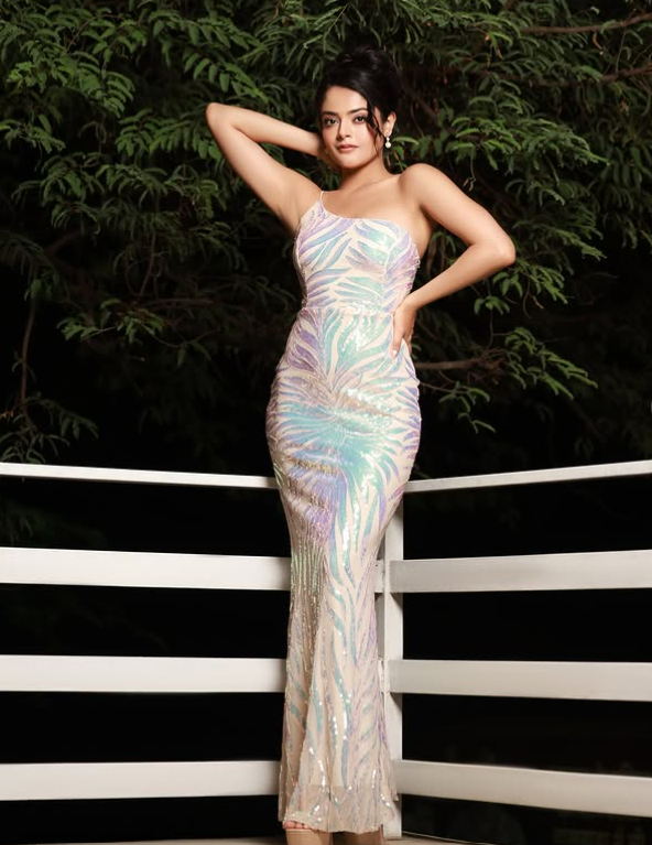 Riddhi Kumar height