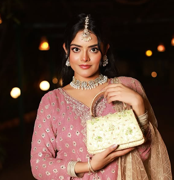 Riddhi Kumar wiki