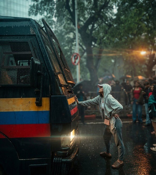 Riya Ahir, while she was standing in front of police van in Shivaji Park, Mumbai during the CJP protest