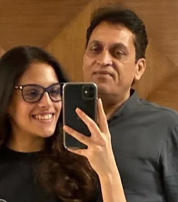 Riya Ahir with her dad