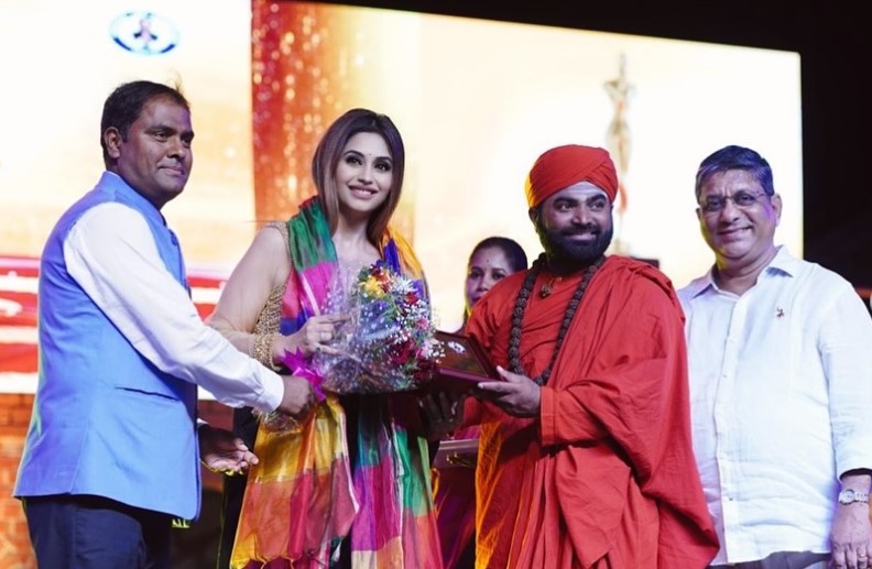 Sakshi Bhogal received the Best Celebrity Influencer and Personality Transformation Coach for Men award