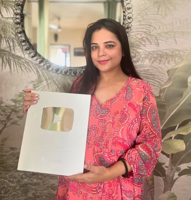 Saloni Khanna received Silver YouTube Play Button
